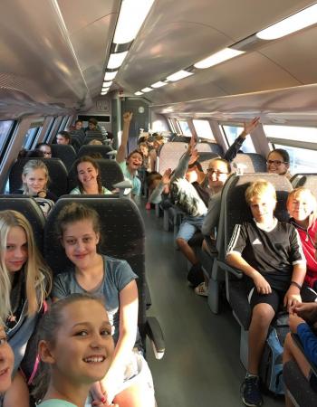 Ontmoetingsdag eerste jaar secundair onderwijs middenschool Sint-Pieter Oostkamp: trein naar Blankenberge.
